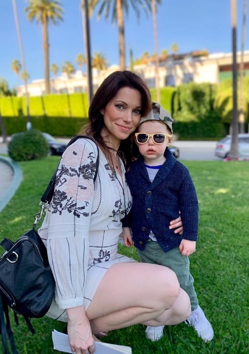 Courtney Henggeler som set på et billede sammen med sin søn på Beverly Hills Hotel i Beverly Hills, Californien i januar 2019