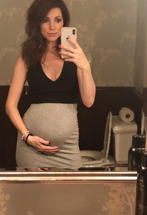 Courtney Henggeler set, mens hun viste sin baby bump i et spejl selfie på Mayflower Inn i januar 2019