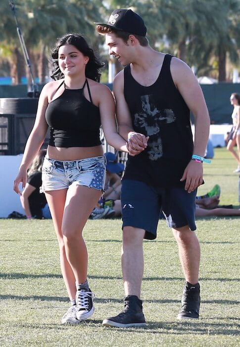 Ariel Winter a Laurent Claude počas festivalu hudby a umenia Coachella Valley v Indiu približne v apríli 2015
