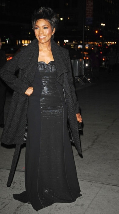 Angela Bassett iført en sort kjole ved National Board of Review Awards Gala i New York City i januar 2013