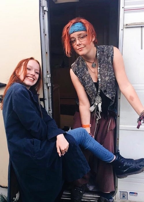 Amybeth McNulty (venstre) poserer til et billede sammen med Daisy Bazeley i Irland i oktober 2019