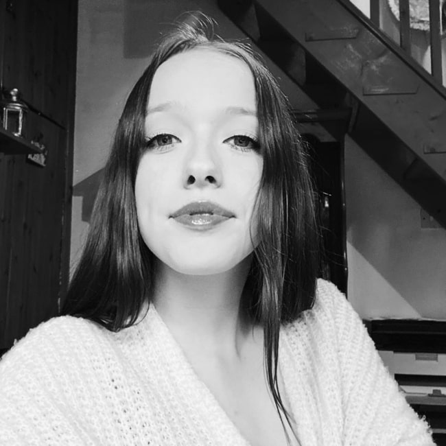 Amybeth McNulty set i en sort-hvid selfie i november 2019