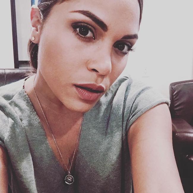 Monica Raymund ser smuk ud i en Twitter -selfie
