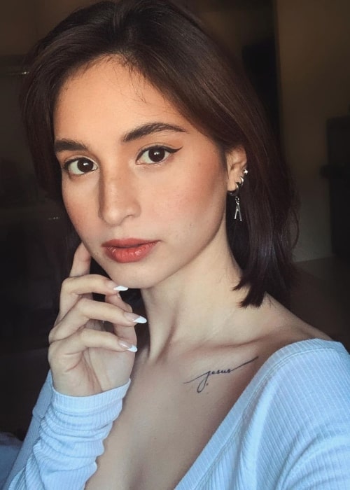 Coleen Garcia som set, mens hun tog en selfie i Quezon City, Filippinerne i januar 2020