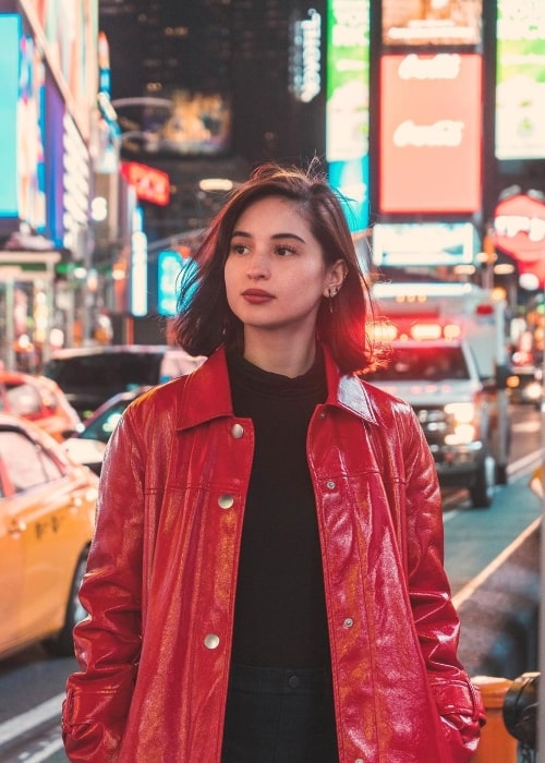 Coleen Garcia som set, mens hun poserede for kameraet på Times Square i New York City, New York i oktober 2019