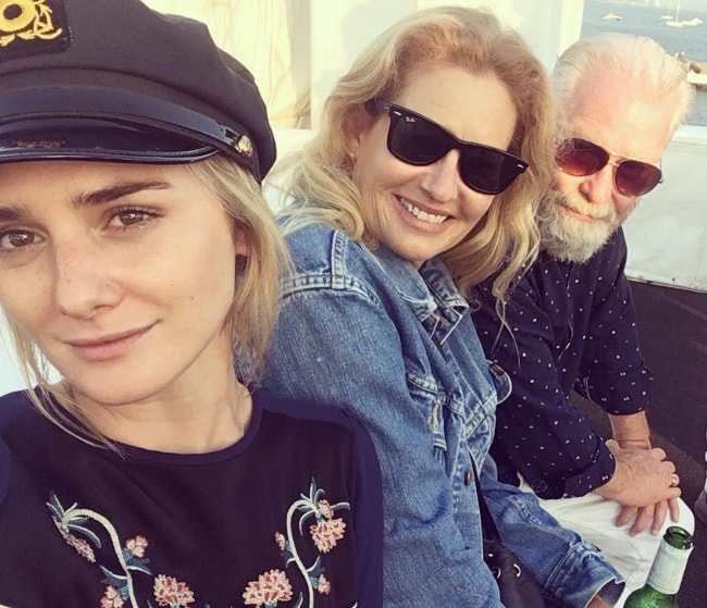 Addison Timlin tog en selfie med sine forældre i juli 2017