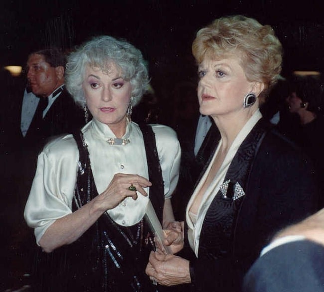 Bea Arthur (venstre) som set på et billede sammen med Angela Lansbury ved 41st Emmy Awards