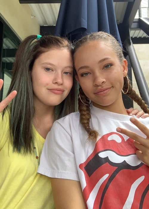 Shelby Simmons (højre) smiler efter et billede sammen med Ella Gibbs i juli 2019