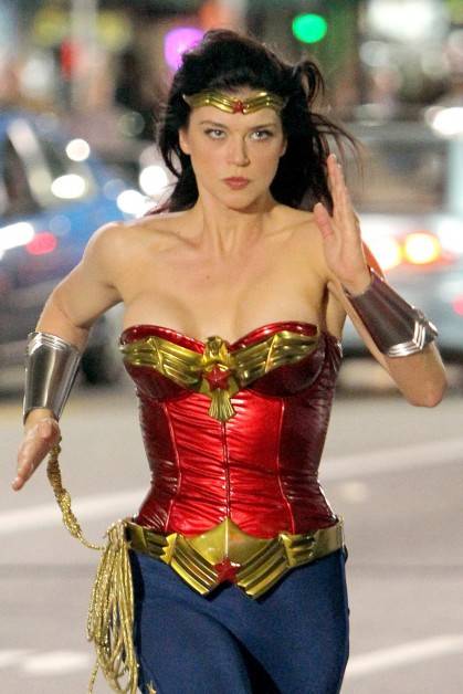 Adrianne Palicki som Wonder Woman