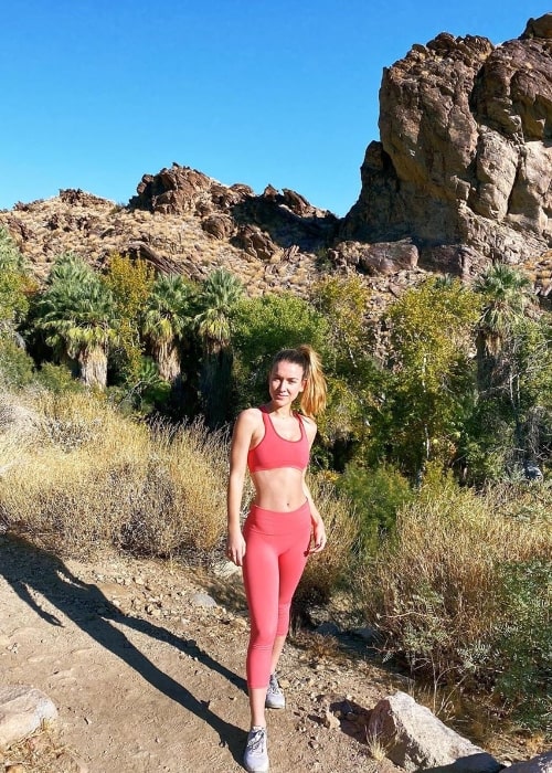 Nathalia Ramos sett mens hun viste sin tonede kropp på et bilde tatt på Indian Canyons, Palm Springs i Riverside County, California, USA i november 2019