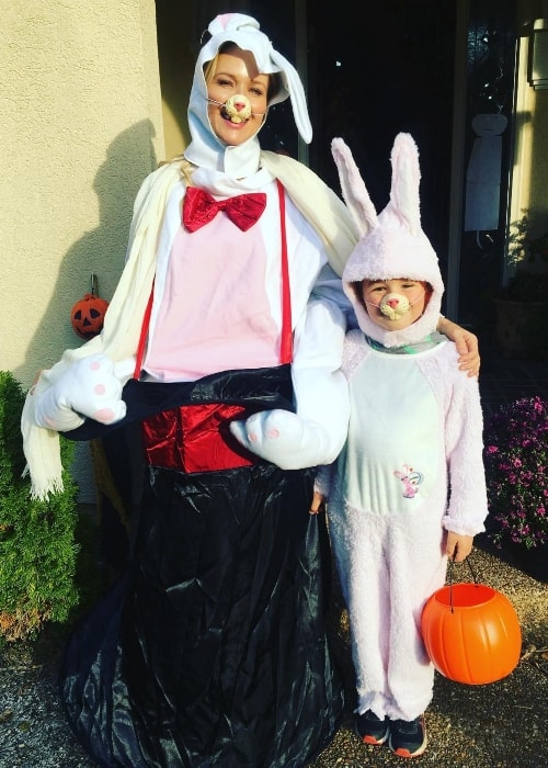 Juvel klædt på til Halloween med sin søn i november 2017