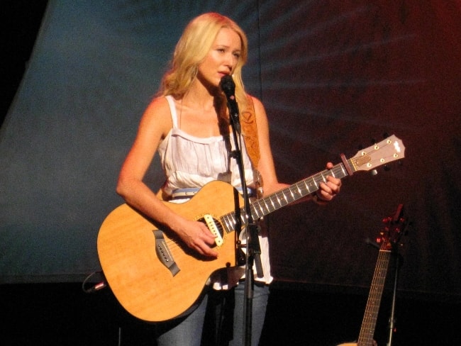 Jewel optræder i Coquitlam, British Columbia, Canada i juli 2008