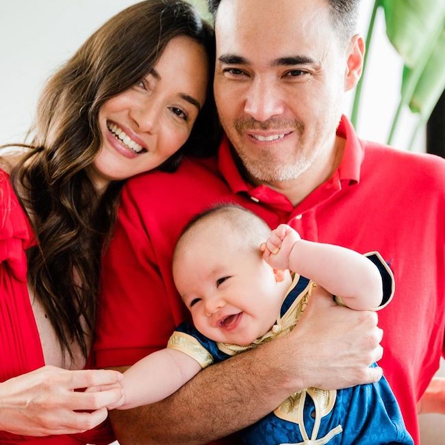 Sara Malakul Lane med sin mand Patrick og søn Zander i juli 2020