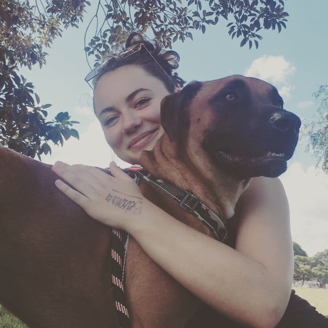 Ivy Latimer set som smilende på et billede med en hund i februar 2019