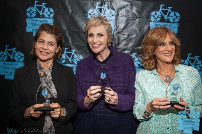 Zleva doprava – Linda Hamilton, Jane Lynch a Carol Leifer přebírají své ceny Willfilm v hotelu WYTHE v listopadu 2016