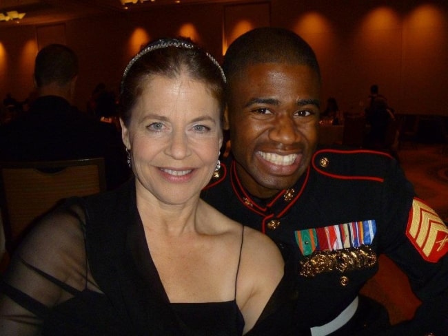 Linda Hamilton se usmívá na obrázku po boku Marine Sgt. Raymond Lewis na narozeninovém plese námořní pěchoty 29. října 2011 ve Westlake, Texas, Spojené státy americké