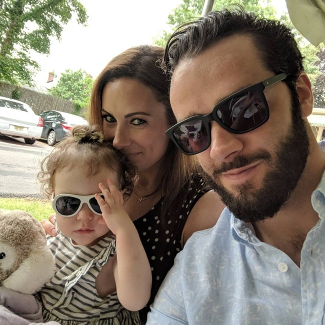 Laura Benanti sellaisena kuin se näkyy selfiessä, joka otettiin miehensä Patrick Brownin ja heidän tyttärensä Ella Rosen kanssa kesäkuussa 2018