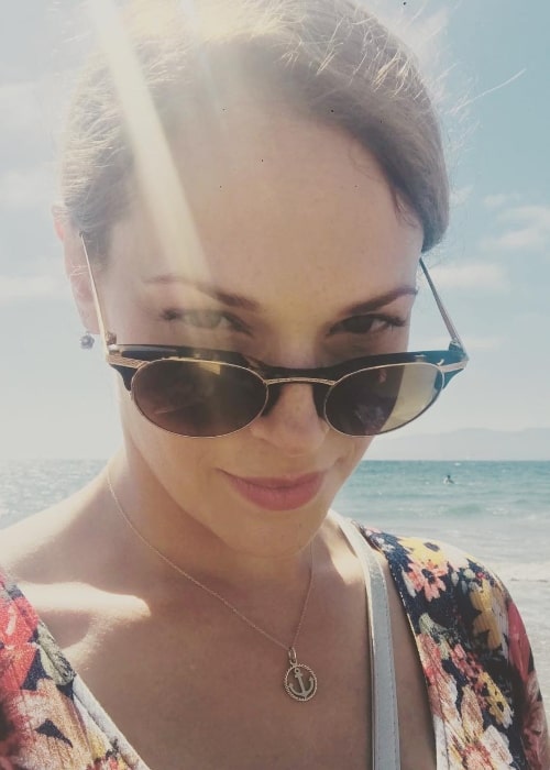 Amanda Righetti na plážovej selfie v júli 2018