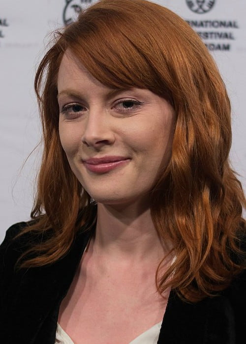 Η Emily Beecham κατά τη διάρκεια μιας εκδήλωσης όπως εμφανίστηκε τον Ιανουάριο του 2017