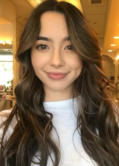 Η Veronica Merrell προωθεί τον εμπειρογνώμονα μαλλιών Alexis North σε μια selfie τον Δεκέμβριο του 2017