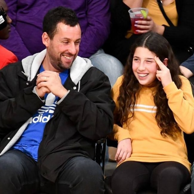 Ο Adam Sandler σε μια φωτογραφία που τραβήχτηκε με την κόρη του Sadie Sandler ενώ ήταν σε αγώνα μπάσκετ στο Staples Center
