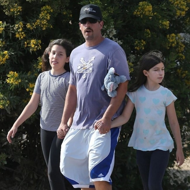 Η Sadie Sandler όπως φαίνεται σε μια φωτογραφία που τραβήχτηκε με τη μικρότερη αδερφή της Sunny και τον πατέρα της Adam Sandler στο Malibu Chili Cook Off 2018