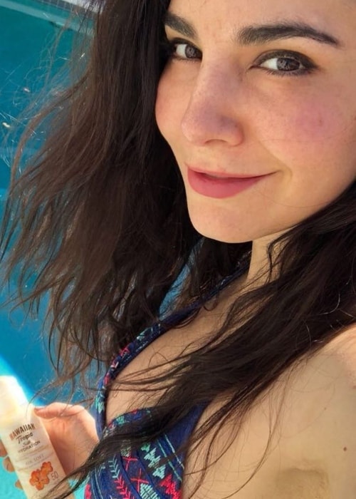 Martha Higareda na selfie pri bazéne v máji 2018