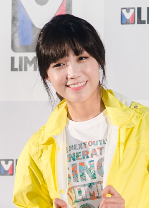 Jung Eun-ji sett mens han smilte på et bilde på M Limited fan-signering i juni 2014