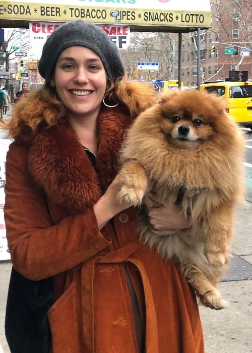Η Λόλα Κίρκε ποζάρει με ένα γούνινο σκυλί τον Δεκέμβριο του 2018
