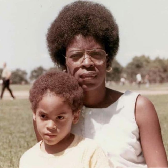 Η Roxie Roker όπως φαίνεται σε μια φωτογραφία που τραβήχτηκε με τον γιο της τραγουδιστή και τραγουδοποιό Lenny Kravitz στο παρελθόν