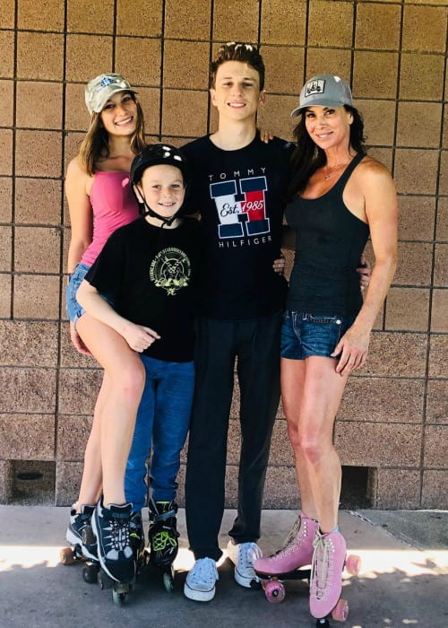 Η Debbe Dunning με τα παιδιά της όπως φαίνεται τον Μάιο του 2019