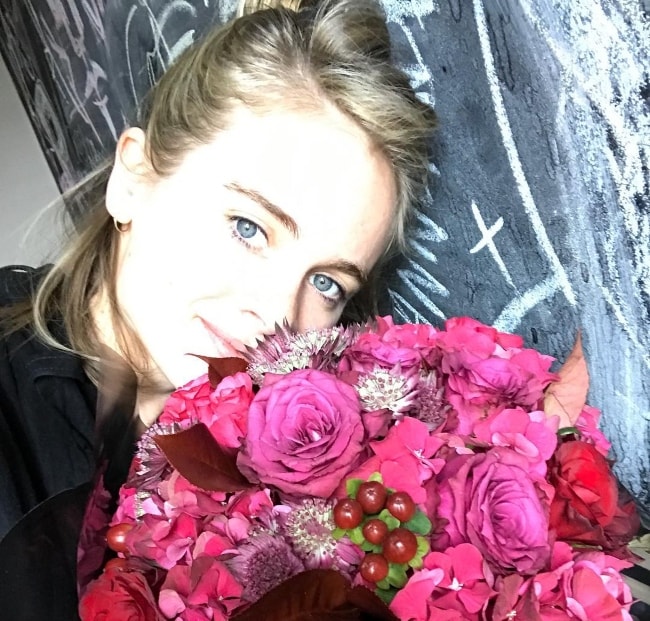Cressida Bonas na instagramovej selfie s kyticou v júni 2017