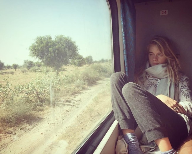 Cressida Bonas počas svojej cesty do Indie v roku 2017