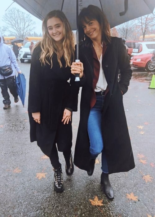 Stéphanie Szostak (vpravo) pri pózovaní s Lizzy Greene v novembri 2019