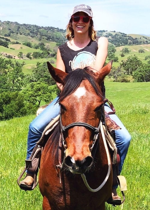 Stéphanie Szostak, jak je vidět při jízdě na koni v dubnu 2019