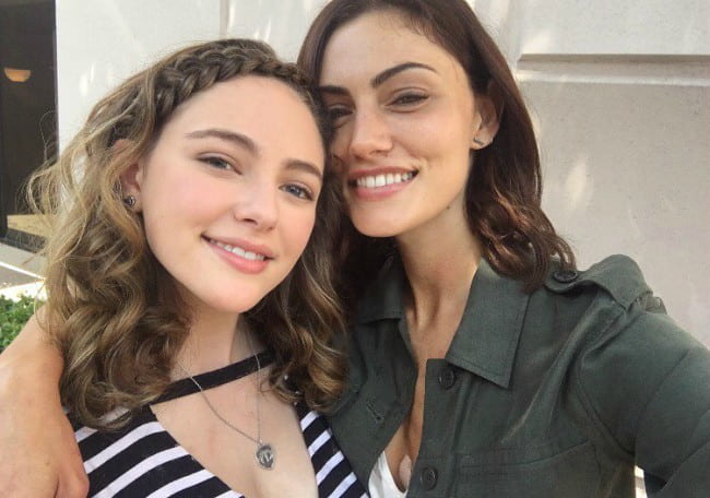 Danielle Rose Russell (vasemmalla) ja Phoebe Tonkin selfiessä heinäkuussa 2017