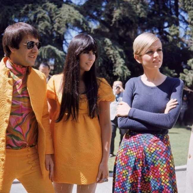 Ο Twiggy φωτογραφήθηκε με τον Sonny και τη Cher στο Λος Άντζελες το 1967