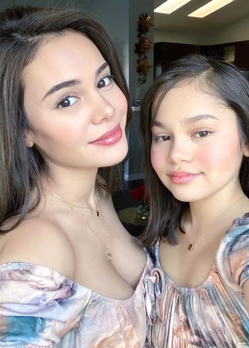 Ivana Alawi hymyillen kuvassa yhdessä pikkusiskonsa Mona Alawin kanssa Los Angelesissa, Kaliforniassa joulukuussa 2019