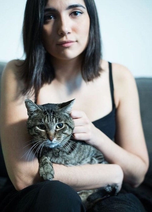 Η Safiya Nygaard με τη γάτα της Crusty όπως φαίνεται τον Φεβρουάριο του 2017
