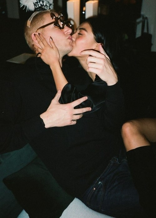 Brianne Tju set på et billede taget, mens hun delte et romantisk øjeblik med kreativ direktør Nathen McVittie i januar 2020