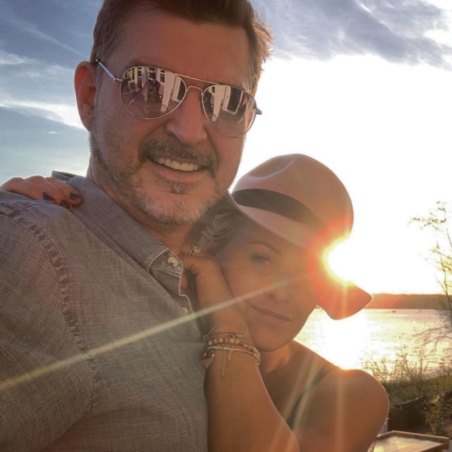 Η Josie Bissett όπως φαίνεται σε μια selfie με τον σύζυγό της Thomas Doig στο Sammamish, Washington τον Μάιο του 2019