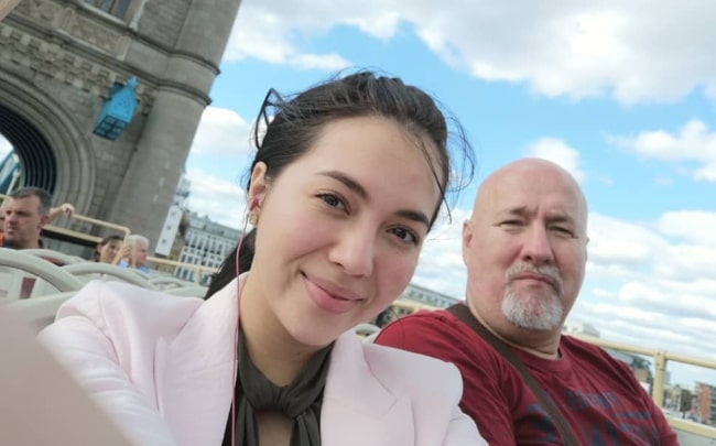 Η Τζούλια Μόντες όπως φαίνεται ενώ έβγαζε μια selfie με τον μπαμπά της