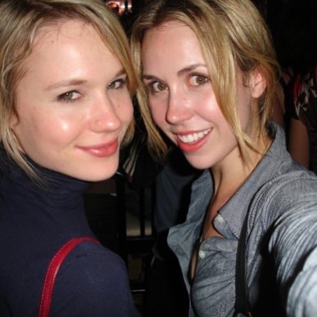 Kristen Hager, kot je prikazano na selfiju z igralko Siobhan Murphy leta 2006