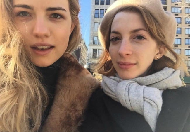 Willa Fitzgerald (Venstre) og Molly Bernard i en selfie i februar 2018