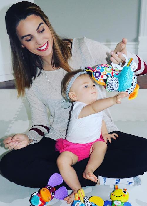 Christy Carlson Romanos datter Isabella legede med legetøj i oktober 2017