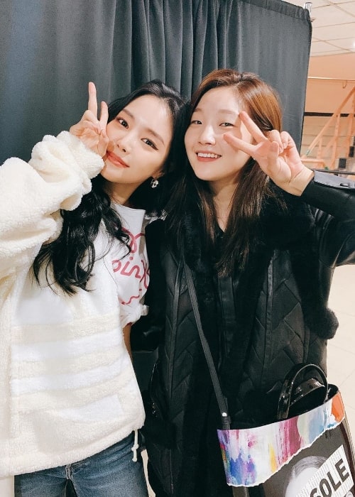 Park So-dam (højre) set, mens du poserer til et billede sammen med sanger og skuespillerinde, Son Na-eun, i februar 2020