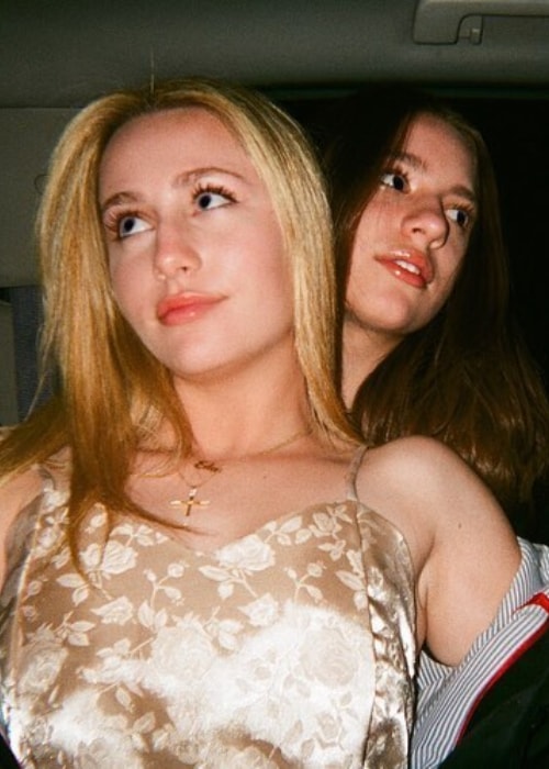 Eden McCoy set på et billede med hendes bedste ven skuespillerinde Mackenzie Ziegler i juni 2019