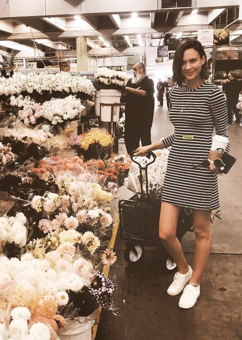 Odette Annable poseeraa kukkamarkkinoilla kesäkuussa 2018