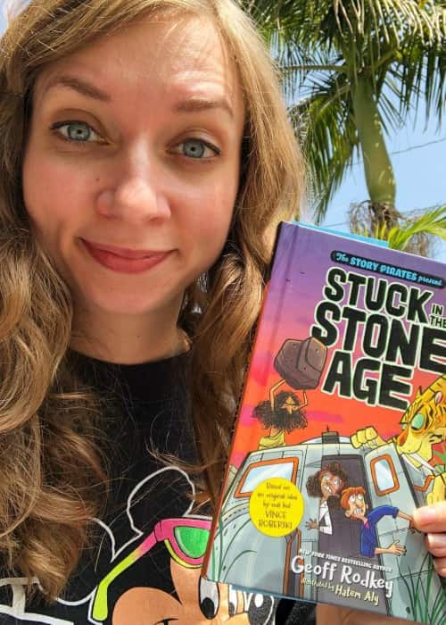 Lauren Lapkus propagujúca knihu Stuck in the Stone Age na selfie v apríli 2018