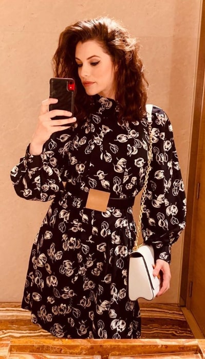 Jessica De Gouw sett når hun tok et speil -selfie i november 2019